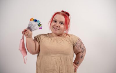 ”Minun kanssani saa hullutella!” — haastattelussa lyhytkasvuinen kynsiteknikko Annika Backman
